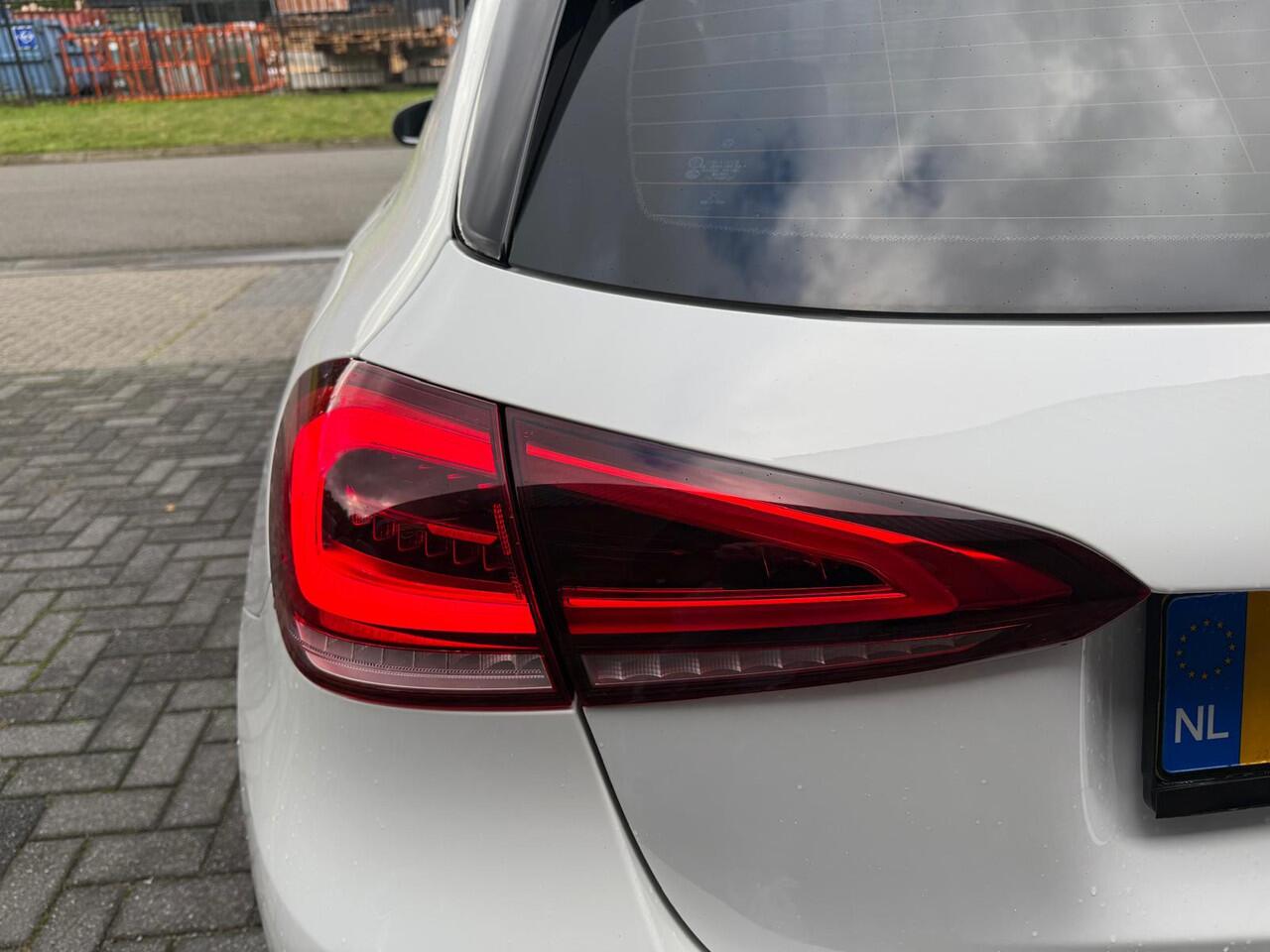 Mercedes-Benz A-KLASSE 180 Premium Plus | 12MND GARANTIE | LED | CARPLAY | NAVI | CRUISE | LMV | LEDER |