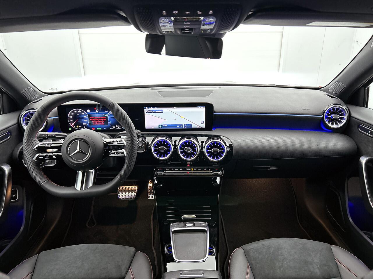 Mercedes-Benz A-KLASSE 250 e Business Solution AMG | Nightpakket | Smartphone integratie | Panoramaschuifdak | Multibeam LED | Stoelverwarming voor | Parkeerpakket met achteruitrijcamera | KEYLESS GO |
