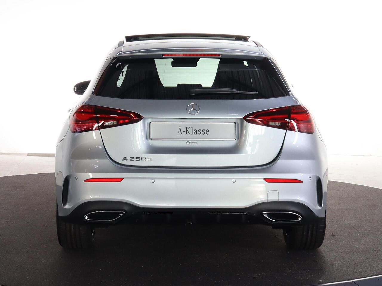 Mercedes-Benz A-KLASSE 250e Business Solution AMG | Panoramaschuifdak | Premium Plus | 19"AMG-velgen | Head-up display | Dodehoekassistent |