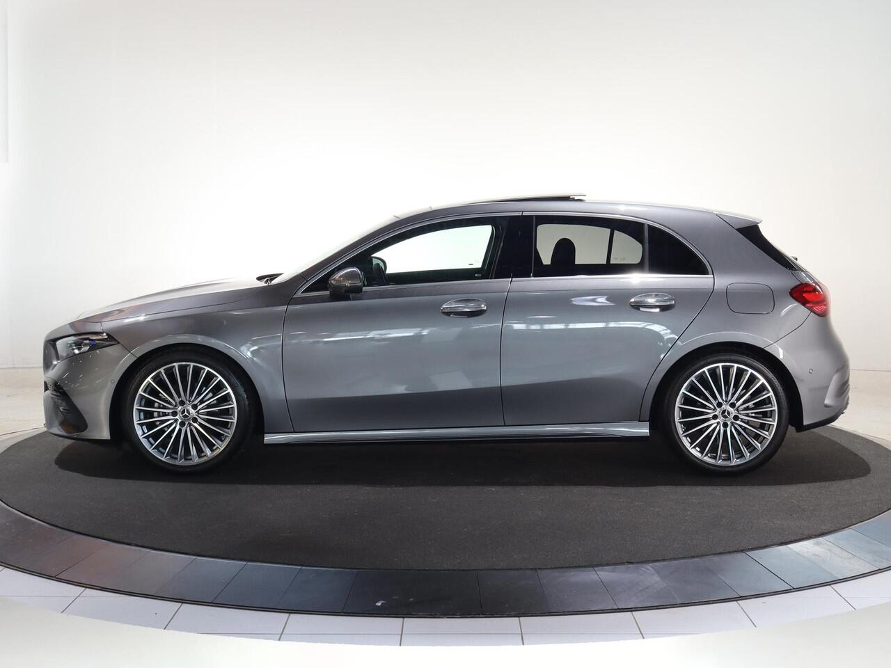 Mercedes-Benz A-KLASSE 180 Star Edition AMG Line | AMG Line Plus | Panoramaschuifdak | Head-up display | Multibeam LED | Elektrisch voorstoelen met geheugen