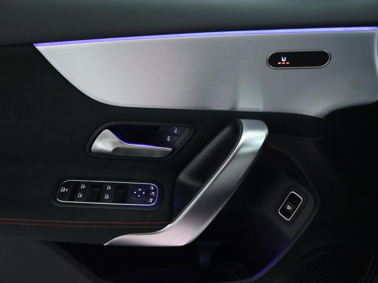 Mercedes-Benz A-KLASSE 180 AMG Limousine | NIGHT pakket | Sfeerverlichting | Spiegel pakket | Parkeer pakket + achter camera Inclusief 24 maanden MB Certified garantie voor Europa.