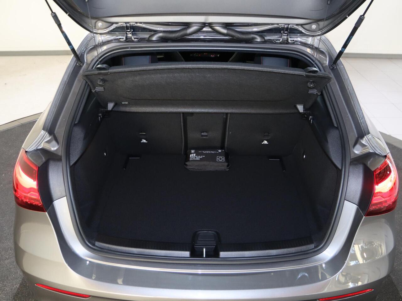 Mercedes-Benz A-KLASSE 180 Business Solution AMG | Night | Panoramaschuifdak | Premium plus | Head-Up | Stoelverwarming | 360 camera | MULTIBEAM LED |