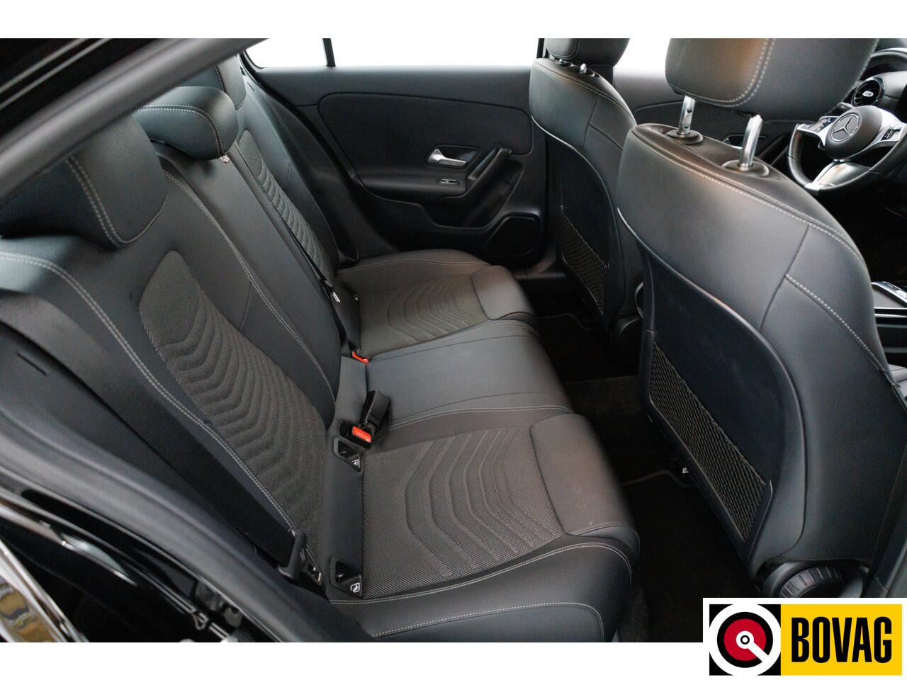 Mercedes-Benz A-KLASSE 180 Star Edition | Facelift | 1/2 Leder | Sport stoelen | Led | Cruise control | Camera | PDC V+A, Stoelverwarming