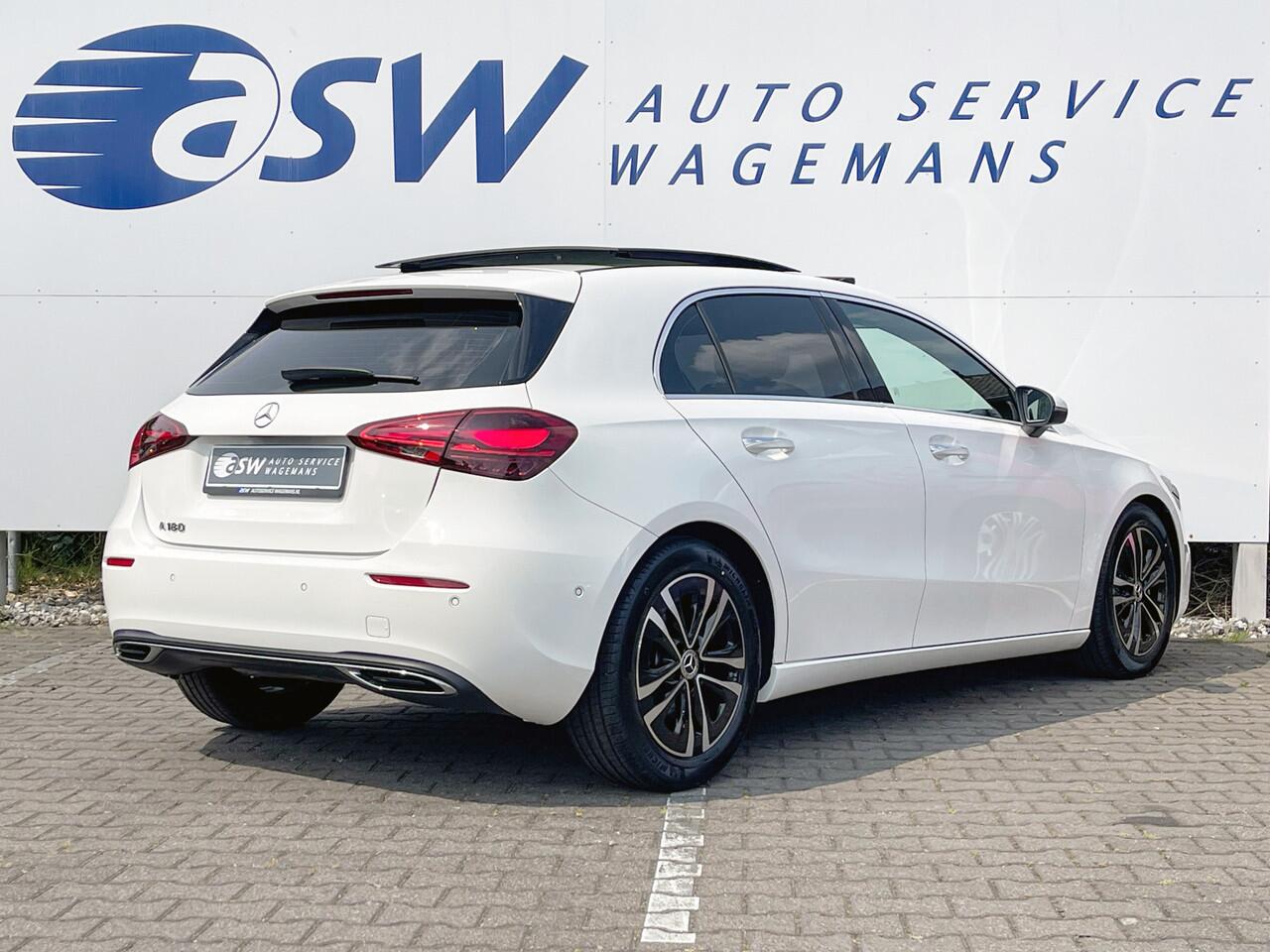 Mercedes-Benz A-KLASSE 180 Luxury Line | Facelift | Pano | Ambiente | Camera | CarPlay | LED | Keyless | DAB+