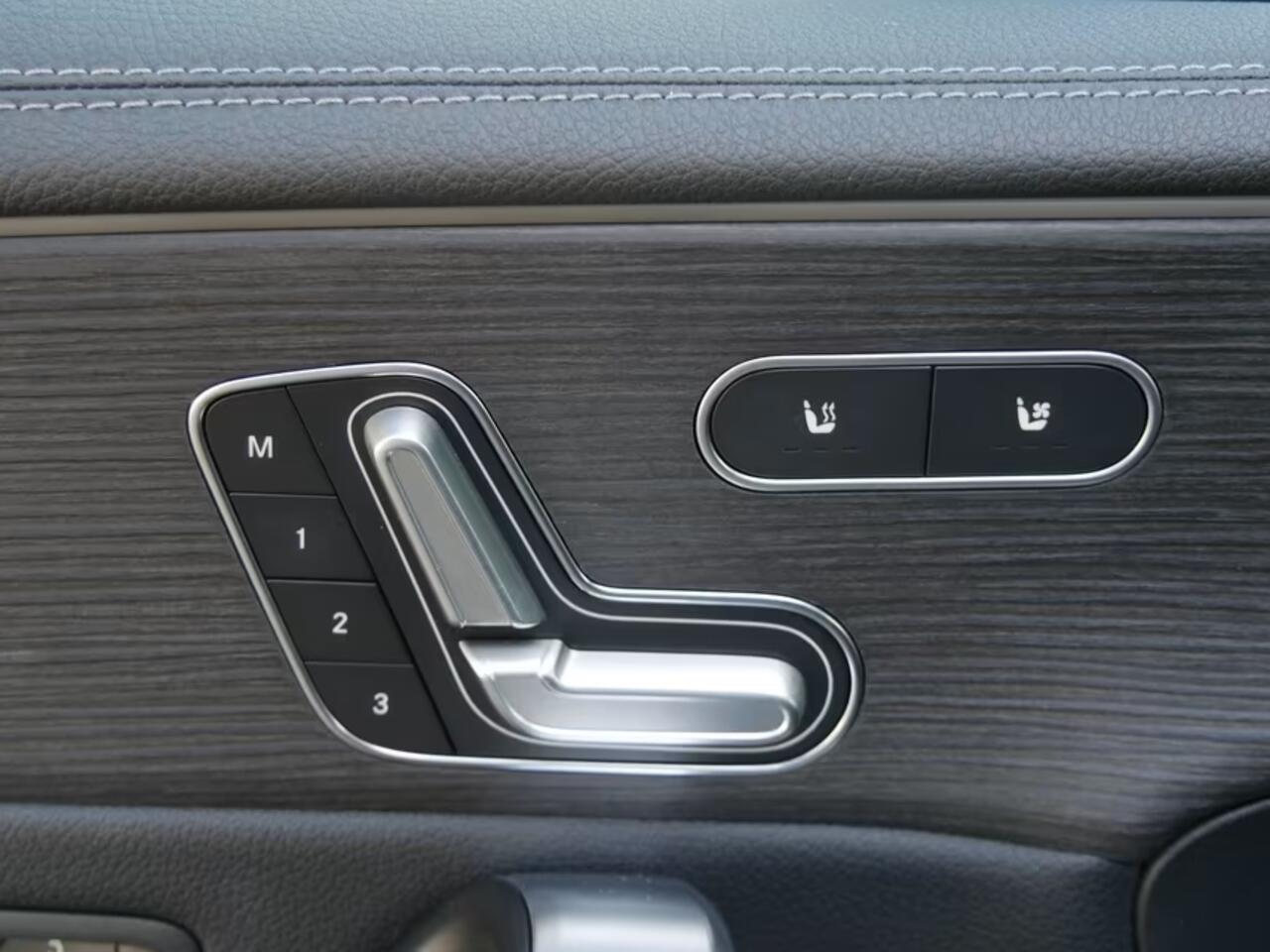 Mercedes-Benz A-KLASSE 250e AMG ** LED, MBUX+, LEDER, DISTR, PANO, 2 zone AIRCO, 19-inch LMV, HuD, ** 1e EIG - UNFALLFREI ** ** INFORMEER OOK NAAR ONZE AANTREKKELIJKE FINANCIAL-LEASE TARIEVEN **