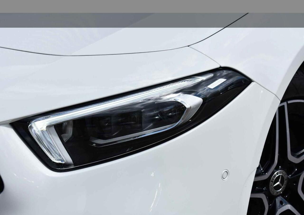 Mercedes-Benz A-KLASSE 250 e Business Solution AMG Limited l Panoramaschuifdak l DISTRONIC PLUS l Trekhaak l l Memory stoelen l 360 camera l Sfeerverlichting l Apple CarPlay l Leder l Stoelverwarming l Widescreen l Sfeerverlichting l Airco l LED l Keyless Go l Night pakket l LE