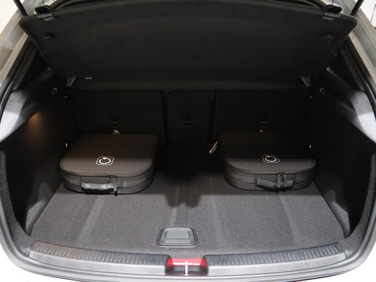 Mercedes-Benz A-KLASSE 250e Business Solution AMG | Panoramaschuifdak | Stoelverwarming | Achteruitrijcamera | MULTIBEAM LED | Nightpakket |