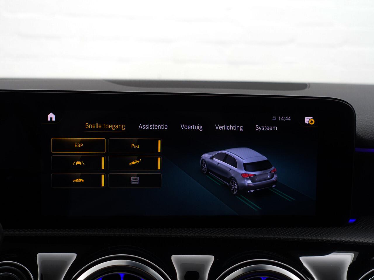 Mercedes-Benz A-KLASSE 180 AMG Night Edition Aut- Panoramadak, Sfeerverlichting, Xenon Led, Camera, Sport Interieur