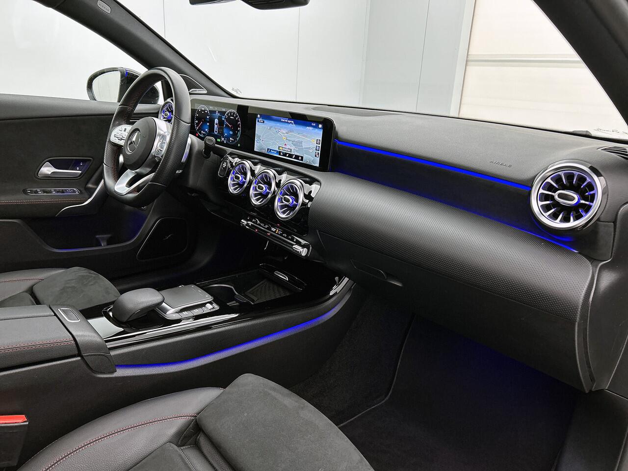 Mercedes-Benz A-KLASSE 250 e AMG Plug-In Hybride | Panoramadak | Achteruitrijcamera | Nightpakket | Sfeerverlichting | Burmester | Inclusief 24 maanden MB Certified garantie voor Europa.