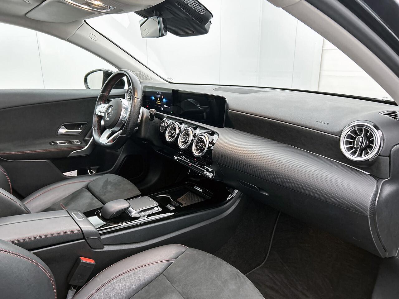 Mercedes-Benz A-KLASSE 250 e Premium Plus | Panoramadak | Achteruitrijcamera | Sfeerverlichting | Apple Carplay | Inclusief 24 maanden MB Certified garantie voor Europa.
