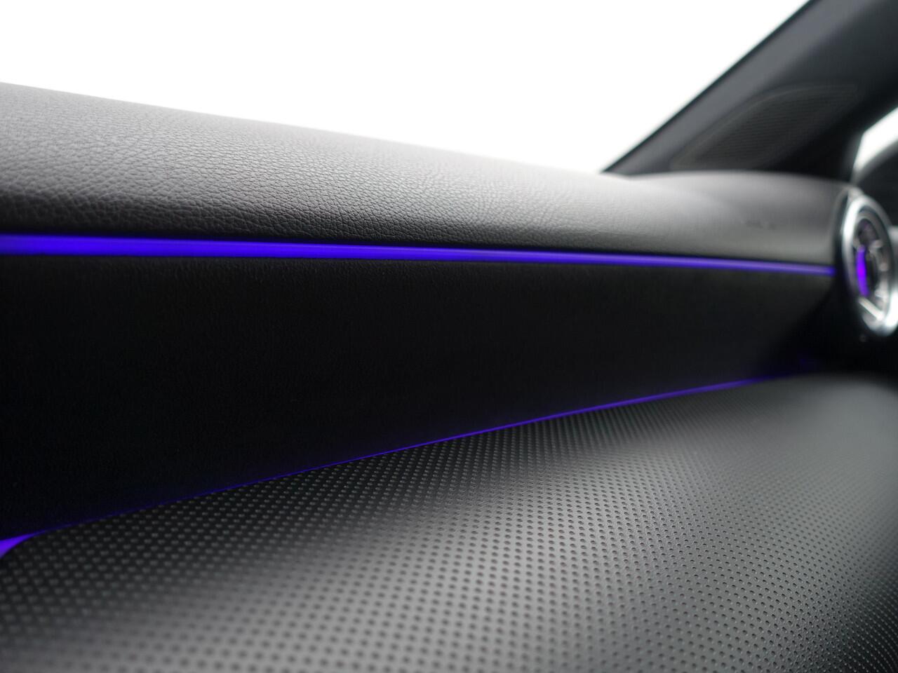 Mercedes-Benz A-KLASSE 180 AMG Night Edition Aut- Panoramadak, Sfeerverlichting, Xenon Led, Camera, Sport Interieur