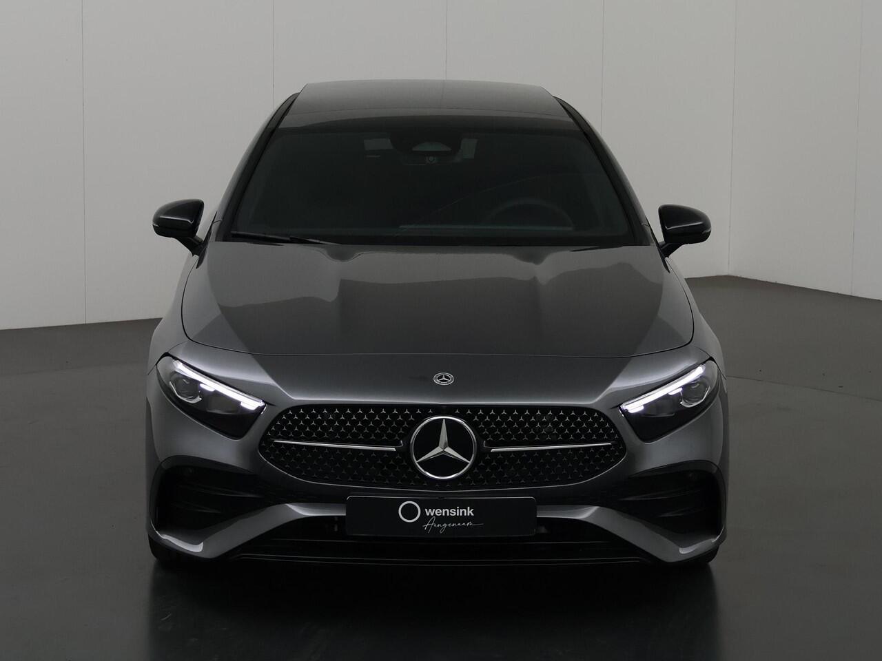 Mercedes-Benz A-KLASSE 180 Business Solution AMG | Elektrisch bedienbaar panorama-dak | Achteruitrijcamera | 19inch Multispaak velgen | Mulitbeam koplampen