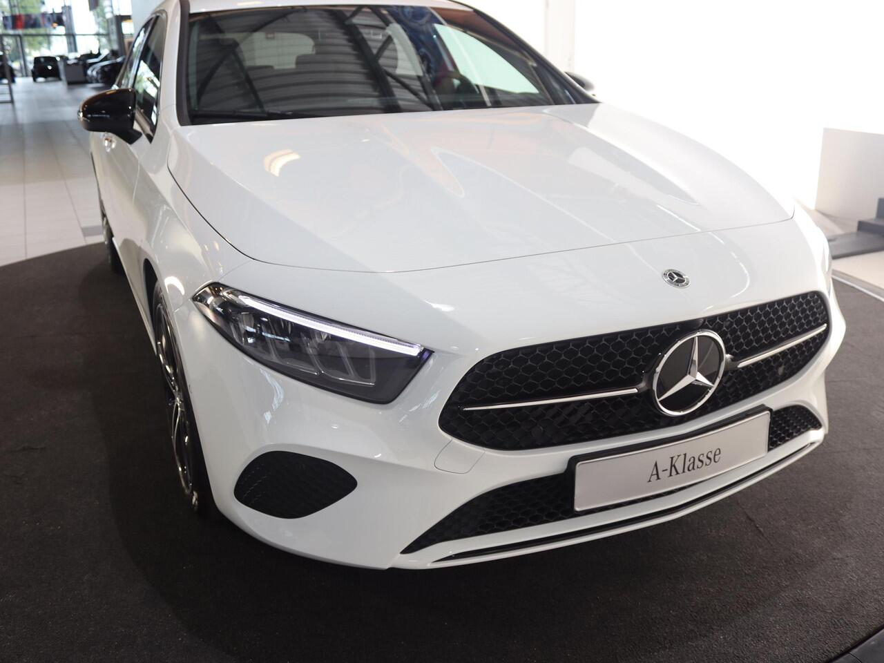 Mercedes-Benz A-KLASSE 180 Star Edition Luxury Line | Trekhaak | Dodehoekassistent | 18" lichtmetalen velgen