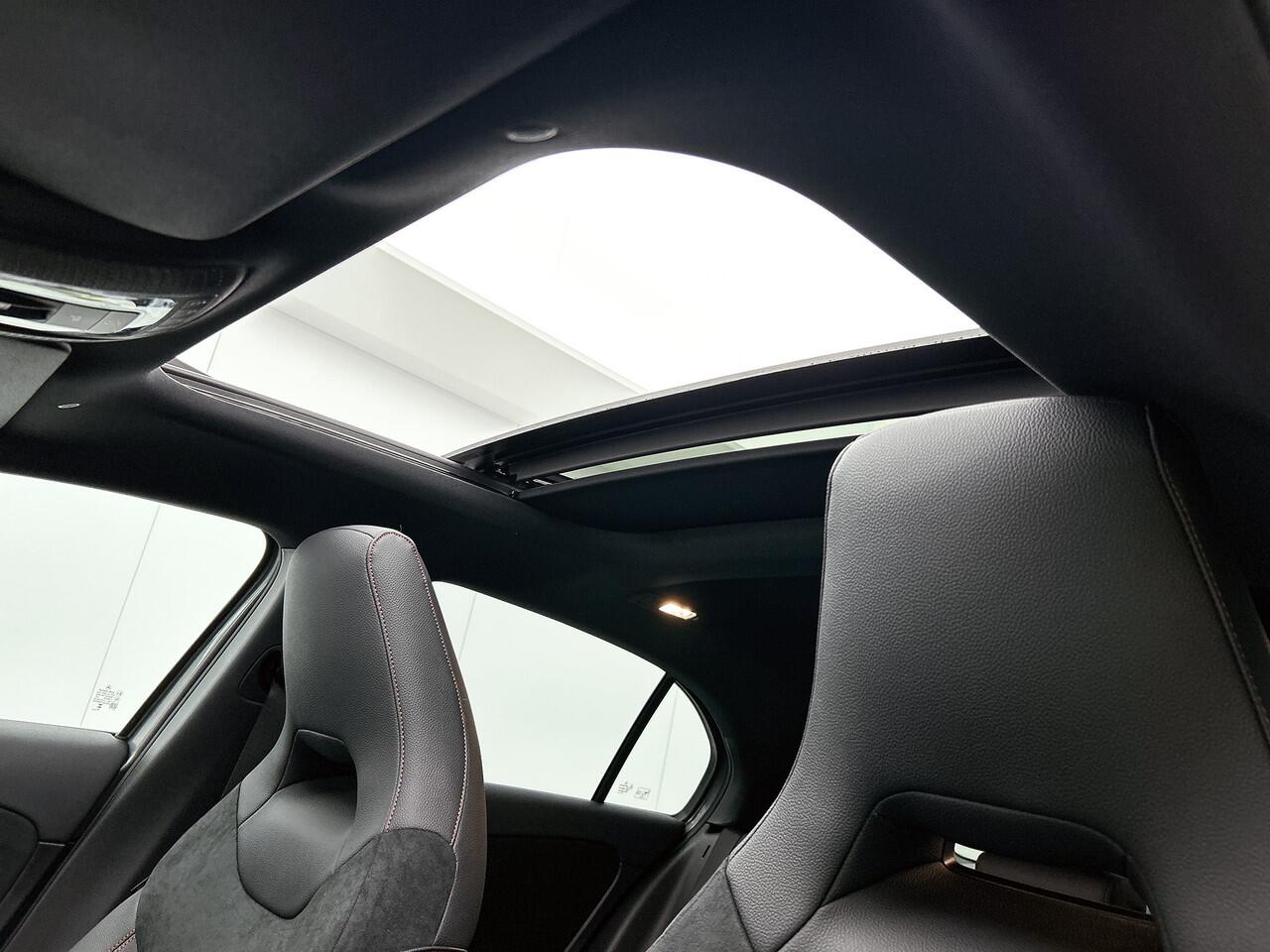 Mercedes-Benz A-KLASSE 250 e Business Solution AMG | Nightpakket | Smartphone integratie | Panoramaschuifdak | Multibeam LED | Stoelverwarming voor | Parkeerpakket met achteruitrijcamera | KEYLESS GO |