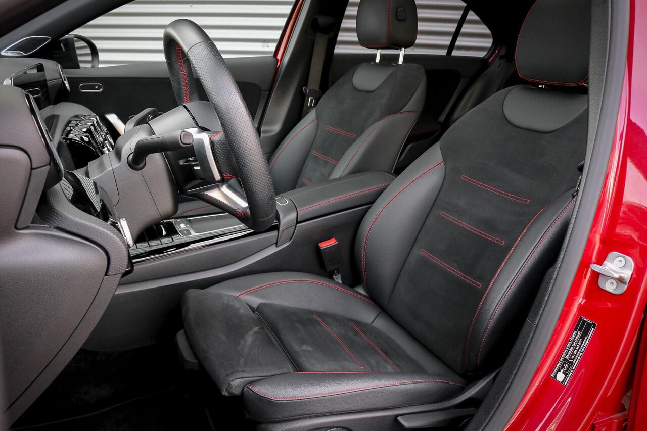 Mercedes-Benz A-KLASSE 180 AMG | Rijassistentiepakket | Panoramadak | Stoelverwarming | Achteruitrijcamera