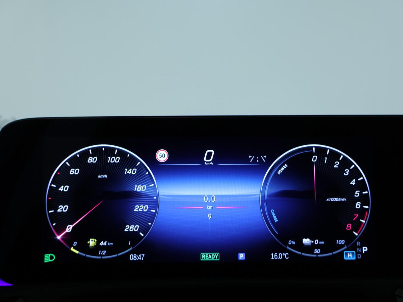 Mercedes-Benz A-KLASSE 250 e Business Solution AMG | Trekhaak | Nightpakket | Premium Plus pakket | Parkeerpakket met 360°-camera | Dodehoekassistent | KEYLESS GO-comfortpakket | Extra USB-poorten | Spiegelpakket | Head-up display |