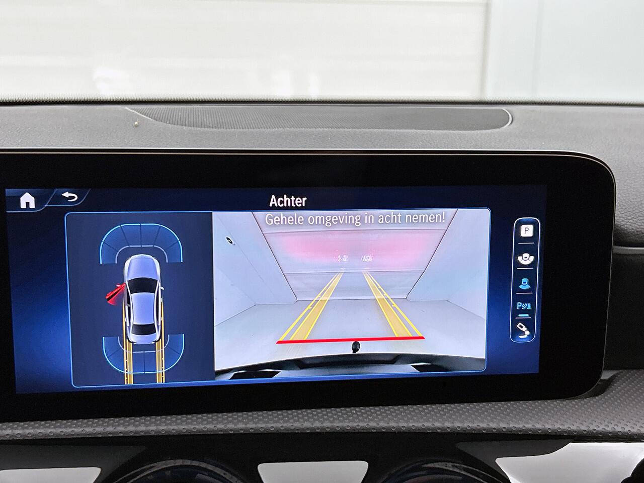 Mercedes-Benz A-KLASSE 250 e AMG Plug-In Hybride Trekhaak | AMG Line | Night Pakket | Alarm Klasse 3 | Dodehoekassistent | Distronic | Apple CarPlay | Sfeerverlichting. Inclusief 24 maanden Mercedes-Benz Certified garantie voor Europa.