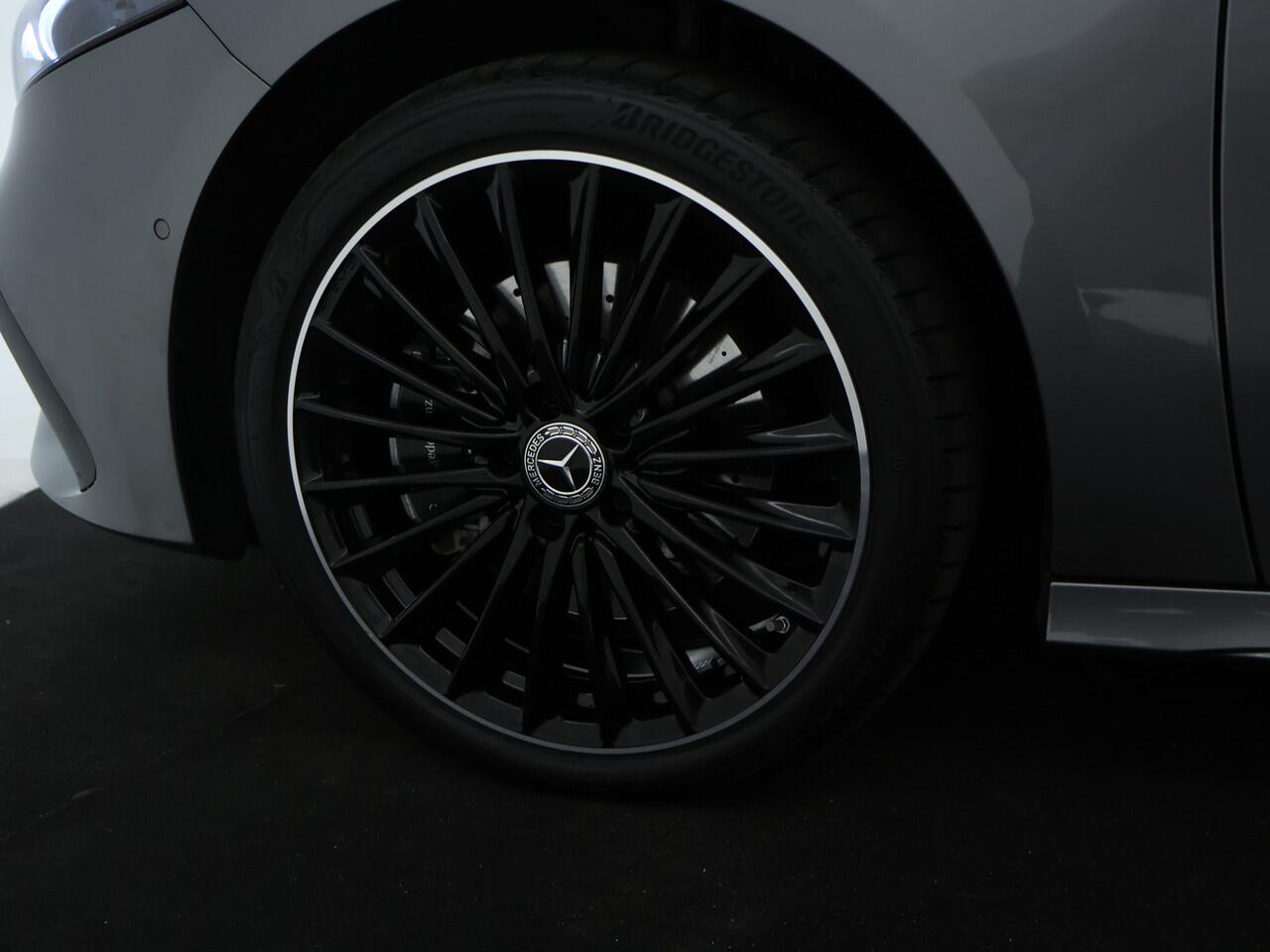 Mercedes-Benz A-KLASSE 250 e AMG Line AMG Line Advanced Plus | Night Pakket | 19 Inch AMG velgen | Stoel en Stuurverwarming. Inclusief 24 maanden MB Certified garantie voor Europa.