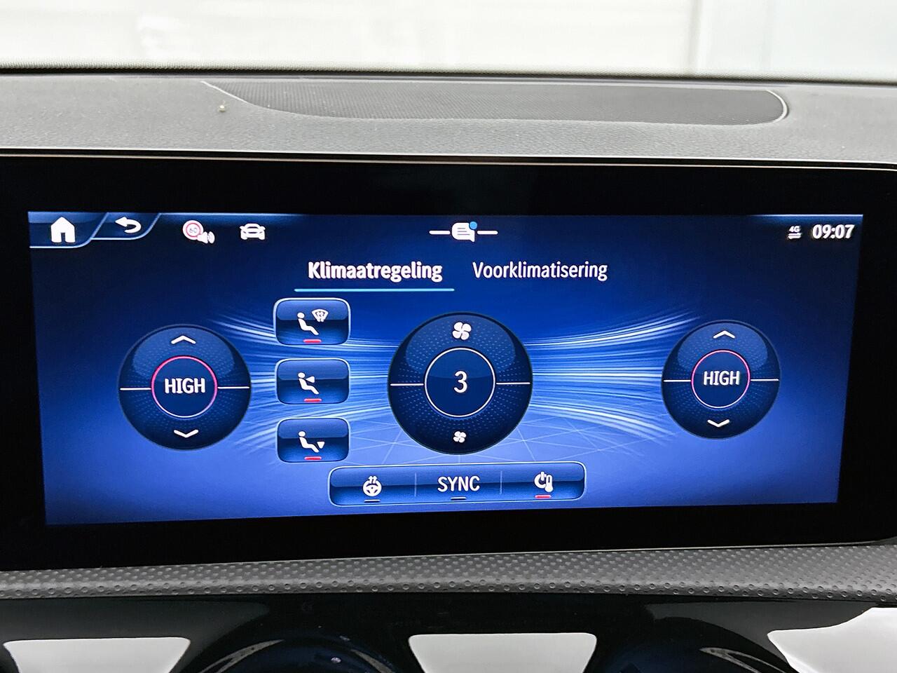 Mercedes-Benz A-KLASSE 250 e AMG Plug-In Hybride Trekhaak | AMG Line | Night Pakket | Alarm Klasse 3 | Dodehoekassistent | Distronic | Apple CarPlay | Sfeerverlichting. Inclusief 24 maanden Mercedes-Benz Certified garantie voor Europa.