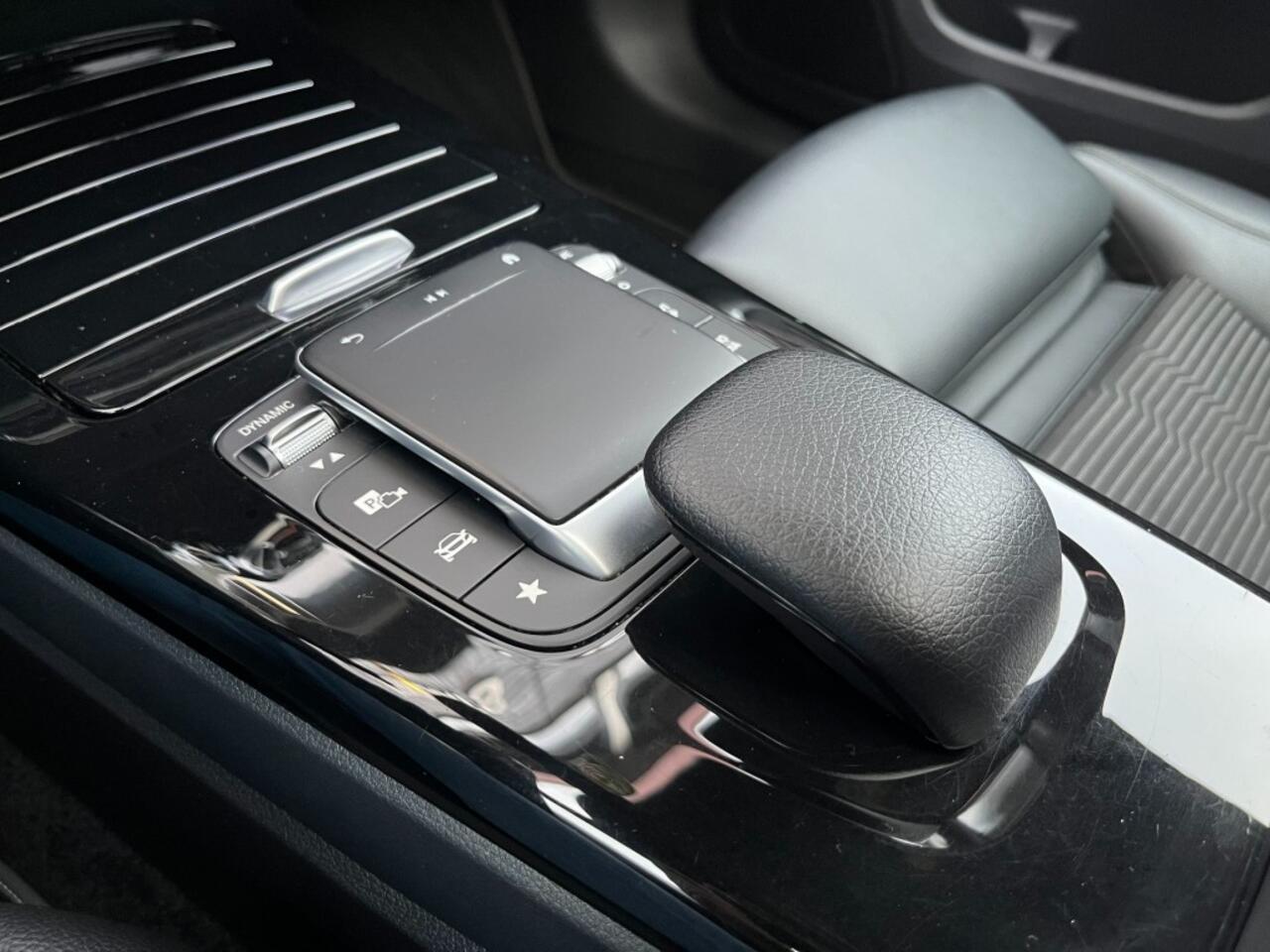 Mercedes-Benz A-KLASSE A180 AUT. - KEYLESS - PANO - WIDESCREEN - CAMERA - 18 INCH