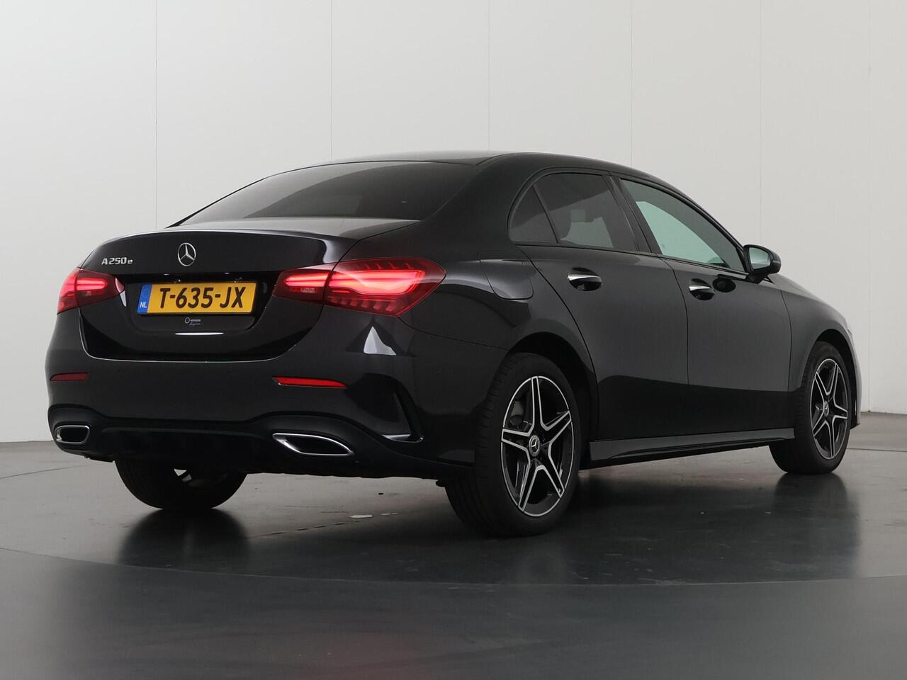 Mercedes-Benz A-KLASSE 250 e AMG Line | Night pakket | Stoelverwarming | Achteruitrijcamera | Keyless |