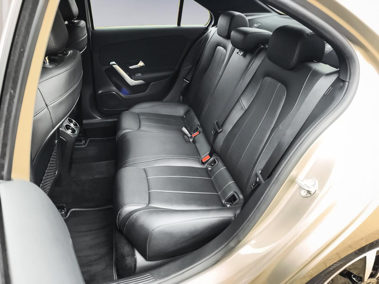 Mercedes-Benz A-KLASSE 200 Business Solution Luxury 1e-Eig. & Dealer-Onderh. BOVAG-Garantie. NL-Auto.