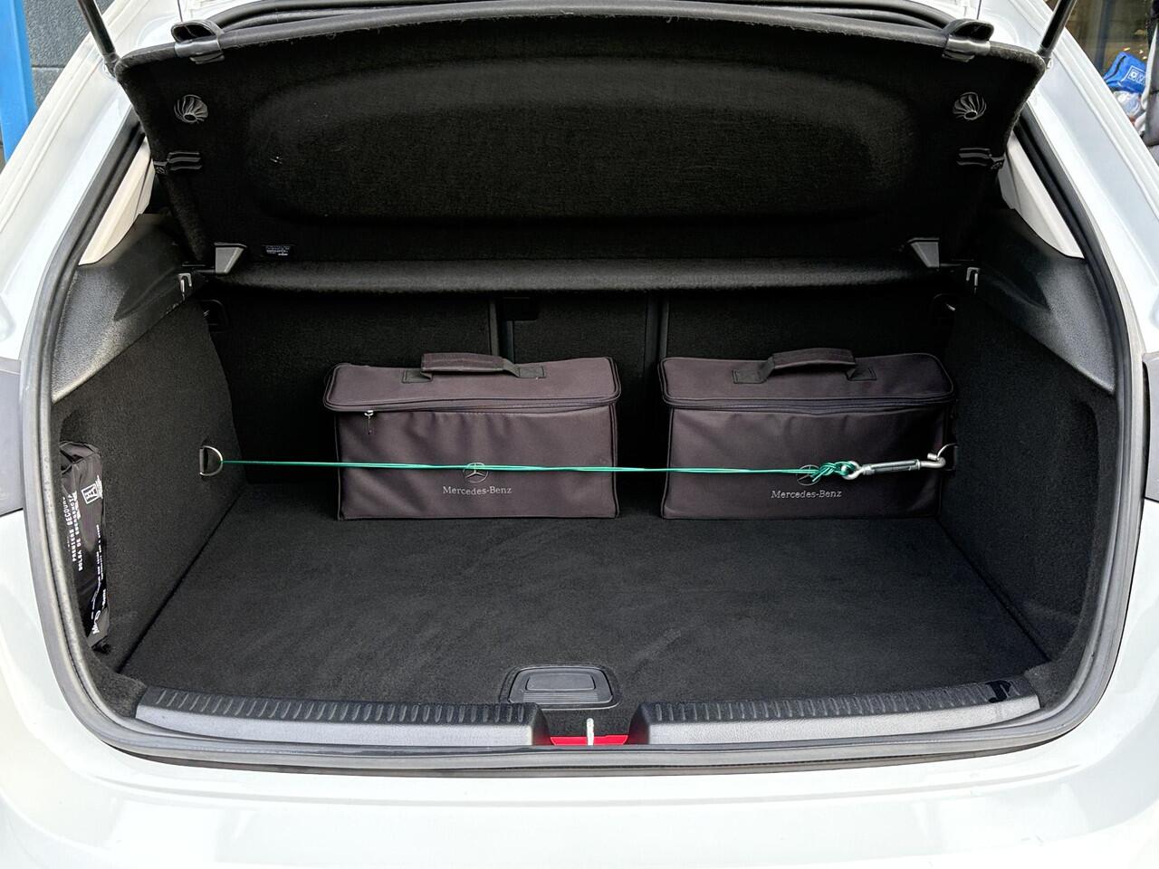 Mercedes-Benz A-KLASSE 250 e Business Solution AMG Limited | Wegklapbare trekhaak | Stoelverwarming | Half leder | Camera