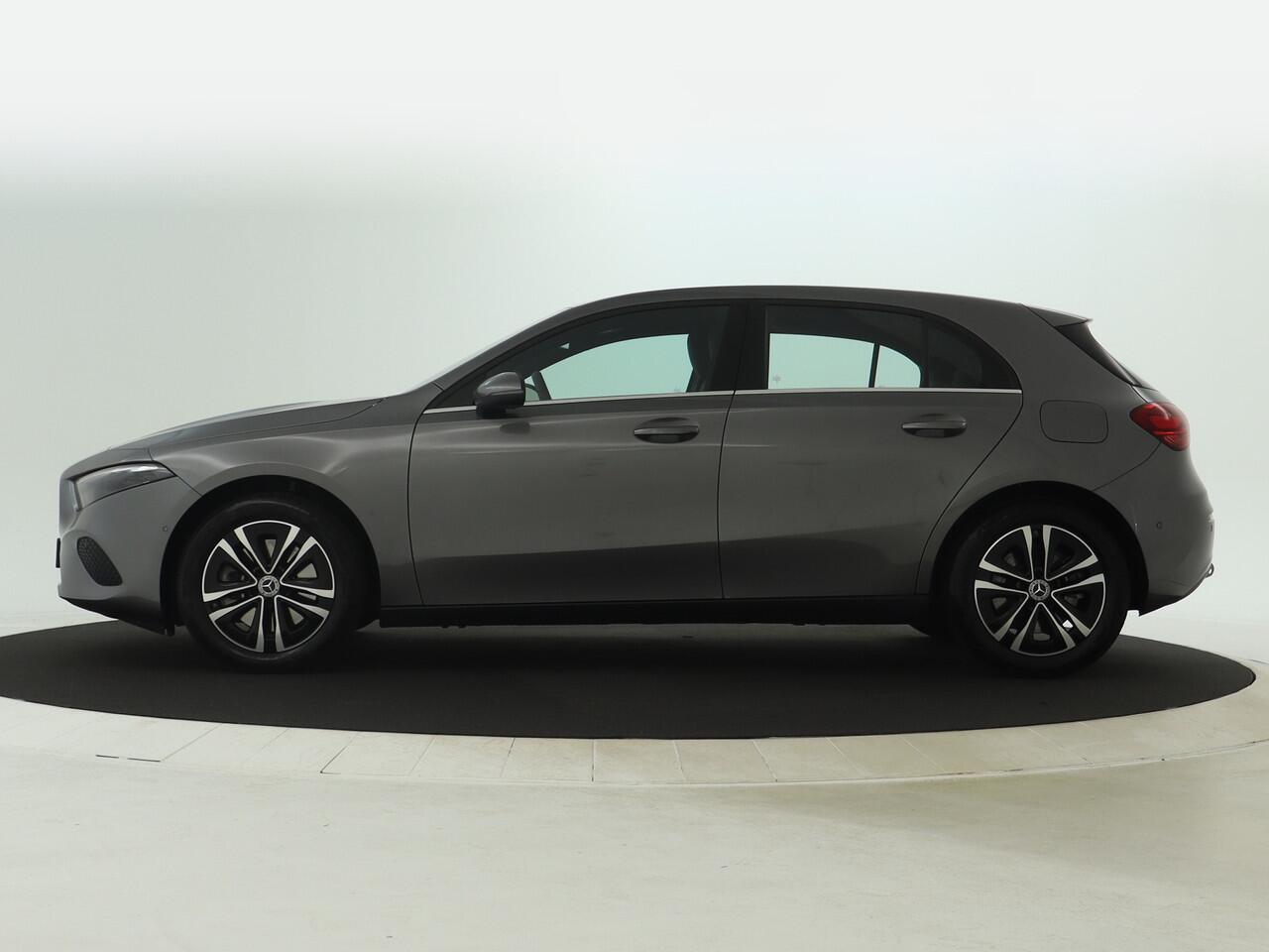 Mercedes-Benz A-KLASSE 250 e Star Edition | Trekhaak | Dodehoekassistent | Parkeerpakket met Camera | Stoelverwarming | High-performance led-koplampen | Extra USB-poorten | Spiegelpakket | Zitcomfortpakket |