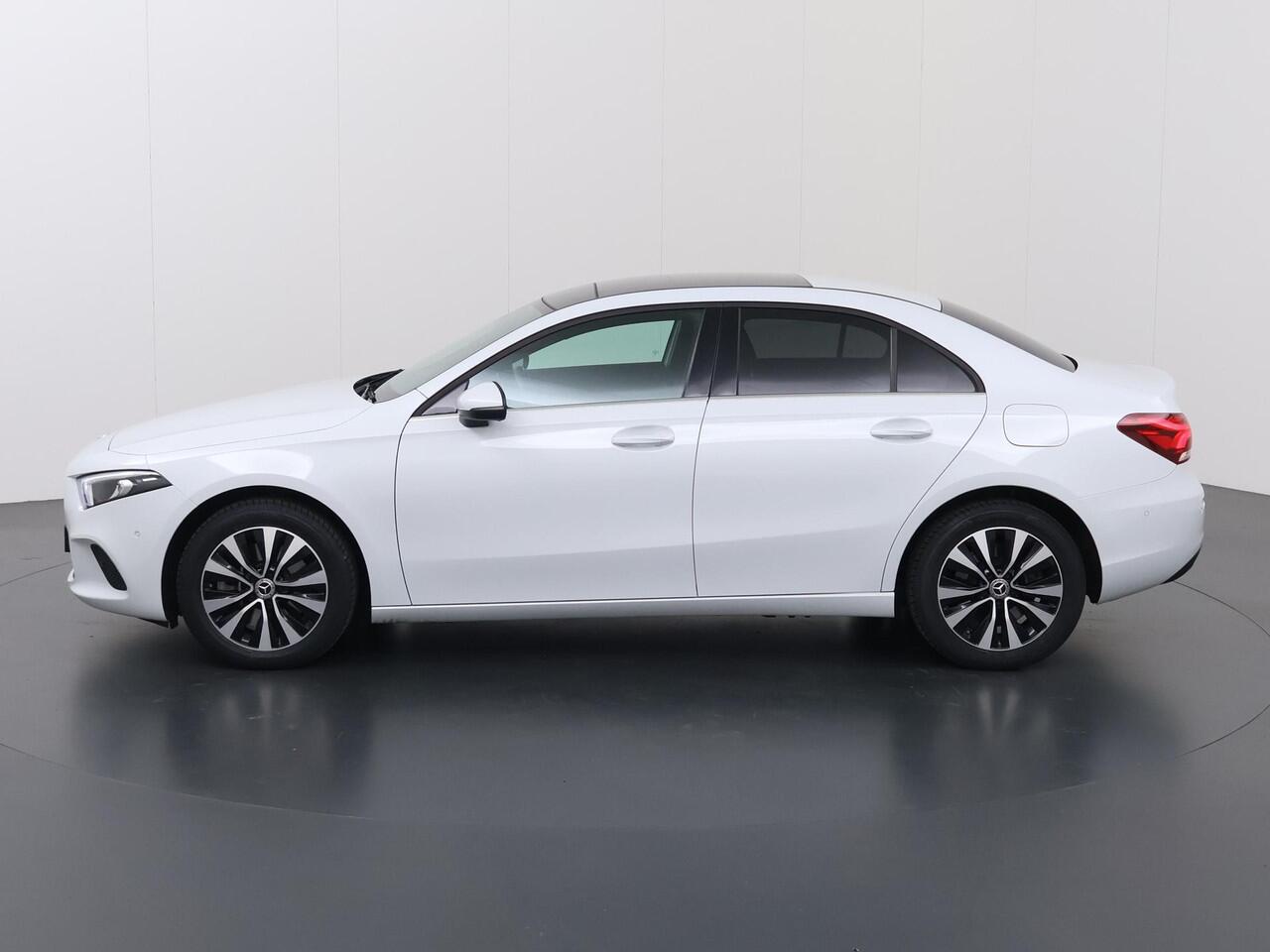 Mercedes-Benz A-KLASSE 250 e Business Line | Panoramadak | Rijassistentiepakket Plus | Stoelverwarming | Widescreen | Achteruitrijcamera |