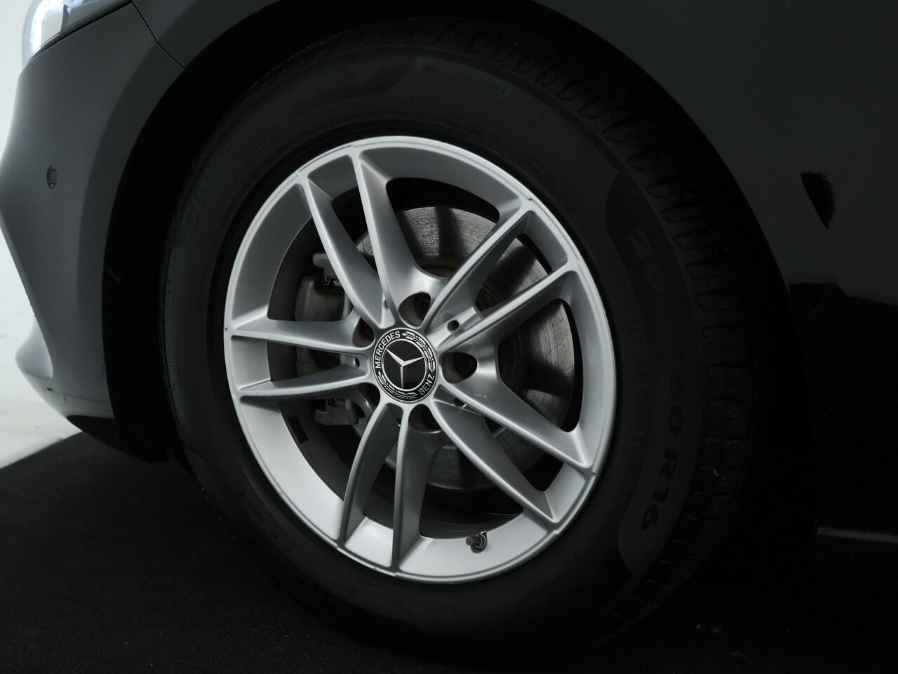 Mercedes-Benz A-KLASSE 180 Business Solution | Led koplampen | Stoelverwarming | Achteruitrijcamera | Elektrisch inklapbare buitenspiegels | Apple CarPlay. Inclusief 24 maanden MB Certified garantie voor Europa.