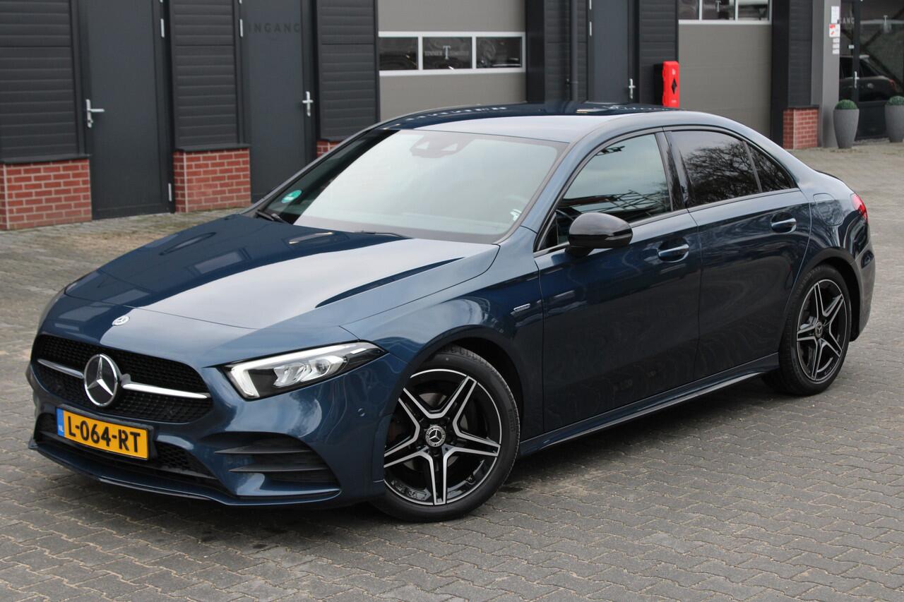 Mercedes-Benz A-KLASSE 180 Business Solution AMG Night Edition - Sfeerverlichting - Achteruitrij camera Hooglans shadowline delen - Keurig nette auto