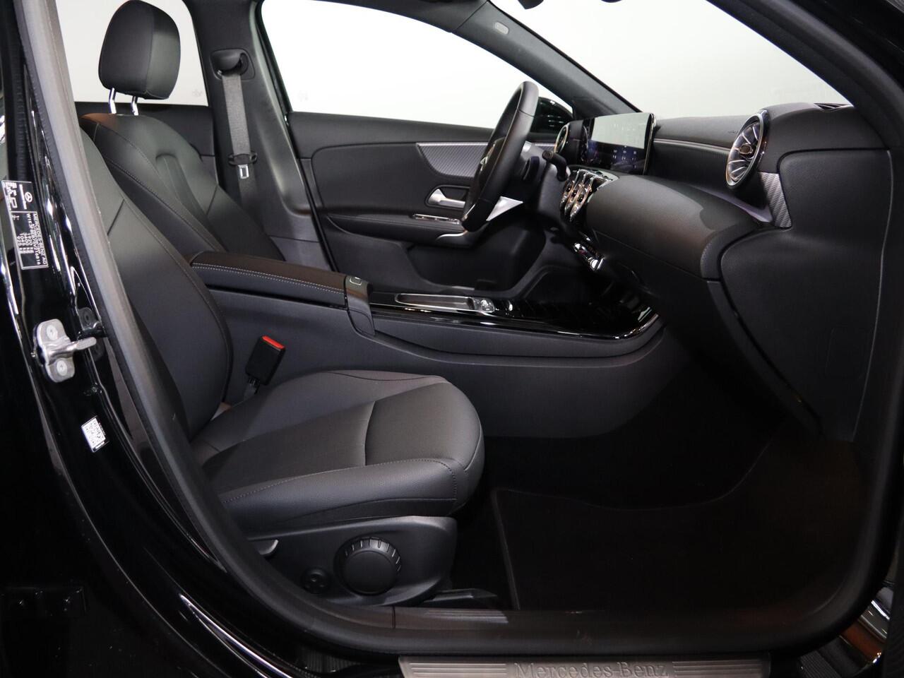 Mercedes-Benz A-KLASSE 180 Star Edition Luxury Line | Night | Distronic | Dodehoek assistent | Apple Carplay | Sfeerverlichting |