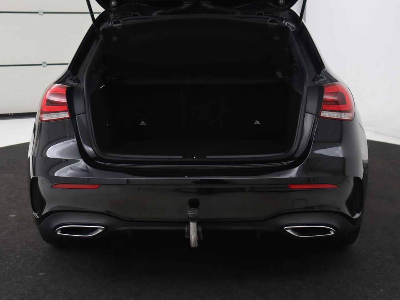 Mercedes-Benz A-KLASSE 180 AMG | Adaptive cruise | Trekhaak | Stoelverwarming | Camera | Leder/Alcantara | Sfeerverlichting | Navigatie | Park Assist | Full LED | Climate control | Bluetooth