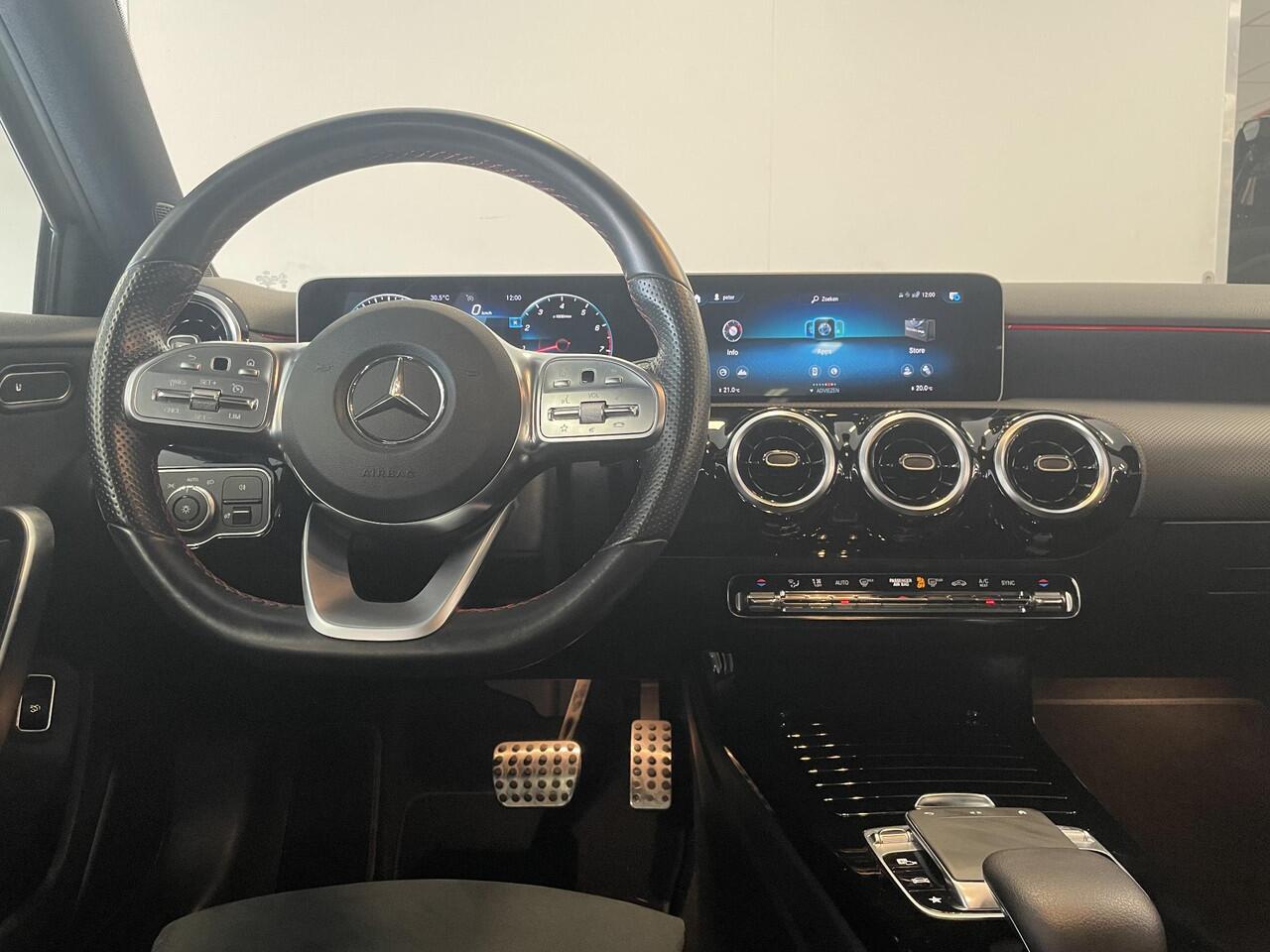 Mercedes-Benz A-KLASSE 200 AMG-Line | TREKHAAK | CAMERA | SFEERVERLICHTING | WIDESCREEN |