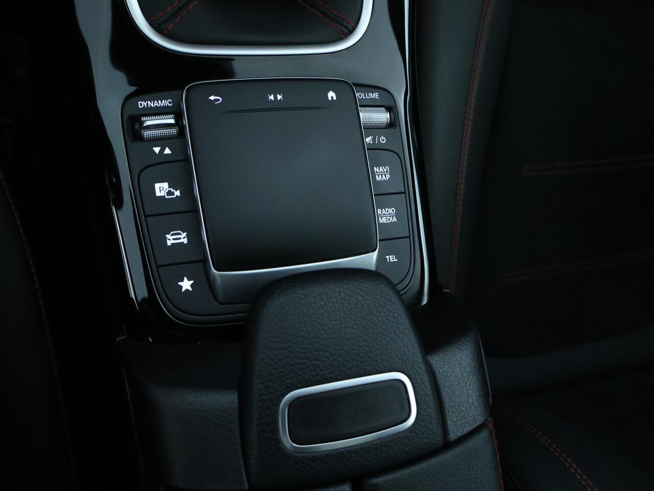 Mercedes-Benz A-KLASSE 160 Business Solution AMG AMG Line | Night Pakket | Panorama Schuif-Kanteldak | Sfeerverlichting | Memory Voorstoelen | MultiBeam Koplampen. Inclusief 24 maanden MB Certified garantie voor Europa.