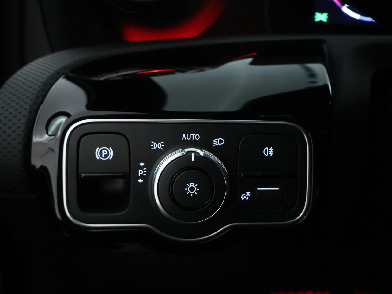 Mercedes-Benz A-KLASSE 250 e AMG NIghtpakket | Distronic | Keyless Go | Dode Hoek Ass | Sfeerverlichting | Alarm | Parkeerpakket met Camera | Inclusief 24 maanden Mercedes-Benz Certified garantie voor Europa.