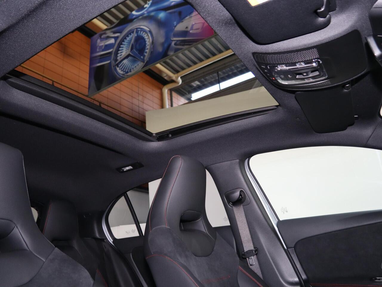 Mercedes-Benz A-KLASSE 250 e Business Solution AMG | Panoramaschuifdak | Stoelverwarming | Achteruitrijcamera | MULTIBEAM LED | Night Pakket |