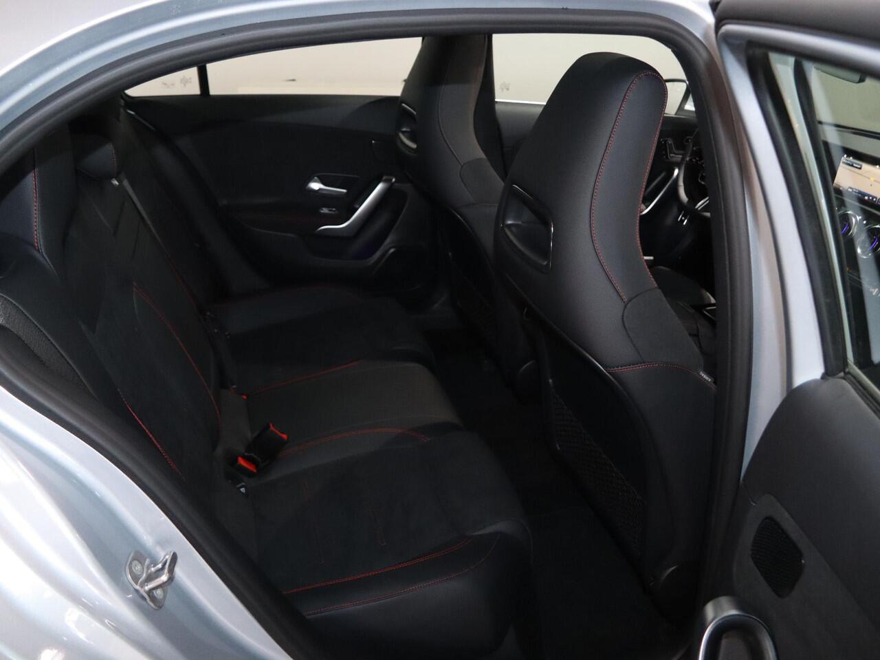 Mercedes-Benz A-KLASSE 250e Business Solution AMG | Panoramaschuifdak | Head-up display | Premium Plus | Stoelverwarming | 360° camera |