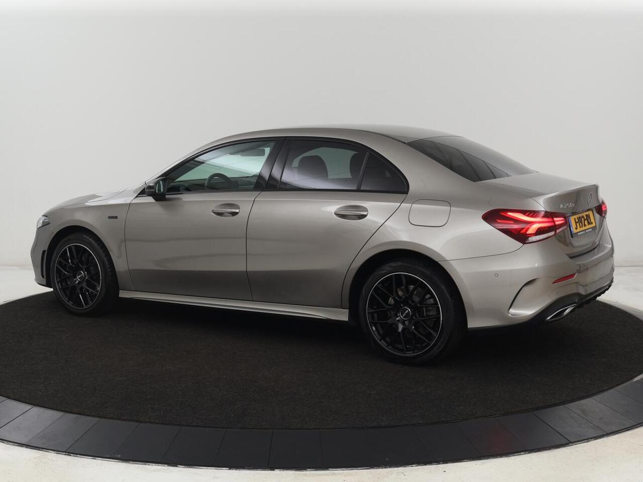 Mercedes-Benz A-KLASSE 250e AMG Limited | Carplay | Stoelverwarming | Camera | Leder/Alcantara | Navigatie | Park Assist | Sfeerverlichting | Full LED | Climate control | Widescreen | Cruise control | PHEV | Plug In