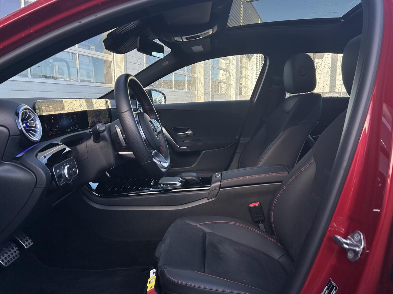 Mercedes-Benz A-KLASSE 250 e AMG Line | Head-up display | Panoramadak | Keyless Entry | Distronic | Dodehoekassistent | Stoelverwarming | 360 graden camera | Carplay