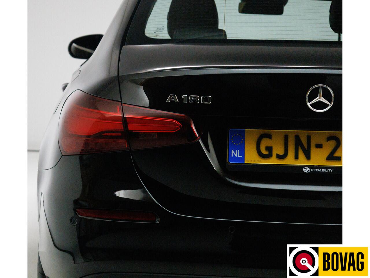 Mercedes-Benz A-KLASSE 180 Star Edition | Facelift | 1/2 Leder | Sport stoelen | Led | Cruise control | Camera | PDC V+A, Stoelverwarming