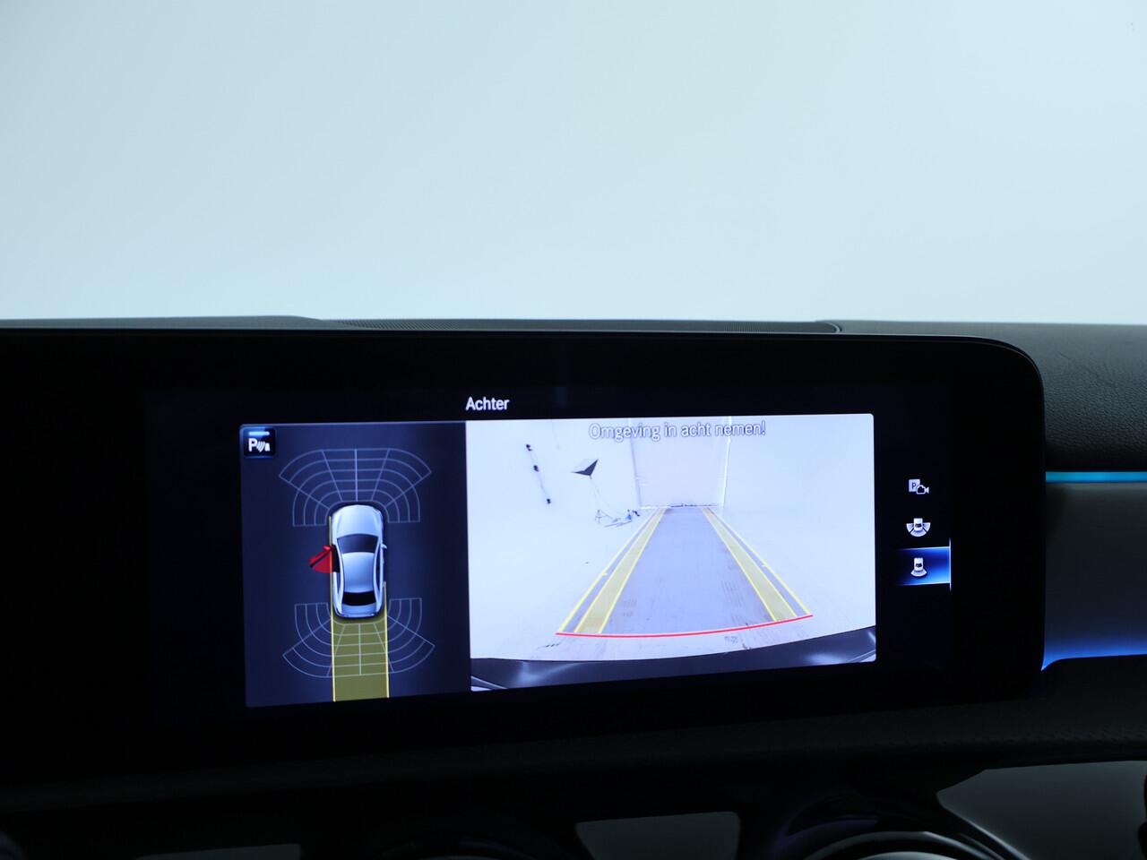 Mercedes-Benz A-KLASSE 180 Business Solution AMG | Panoramadak | Sfeerverlichting | Augmented Reality | Stoelverwarming | Parkeerpakket met Camera | Inclusief 24 maanden Mercedes-Benz Certified garantie voor Europa.