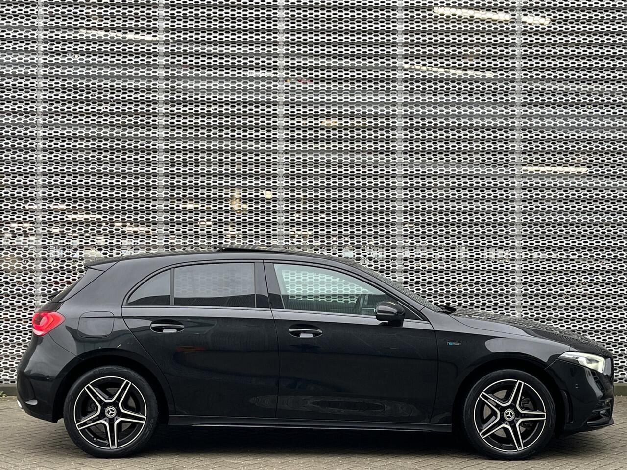 Mercedes-Benz A-KLASSE 250 e AMG Line / Pano / Navigatie / App connect / Camera / Parkeersensoren V+A / Stoelverwarming /