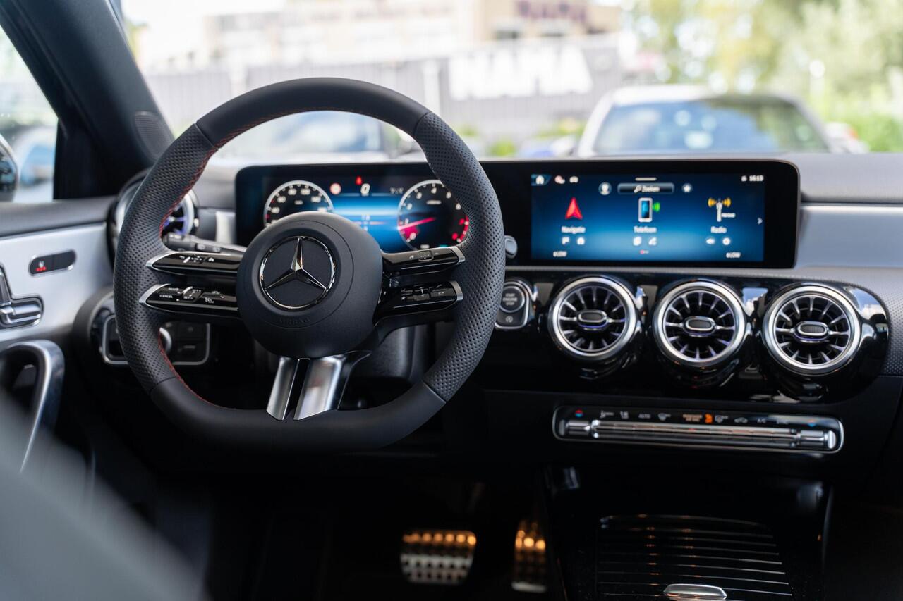 Mercedes-Benz A-KLASSE 180 Business Solution AMG | Panoramaschuifdak | Premium Plus | Nightpakket | 19"Multispaak AMG velgen | Stoelverwarming | 360° camera | Head-up display |