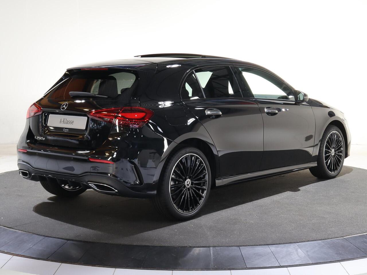 Mercedes-Benz A-KLASSE 250e Business Solution AMG | Panoramaschuifdak | Stoelverwarming | Achteruitrijcamera | MULTIBEAM LED | 19"inch AMG velgen |