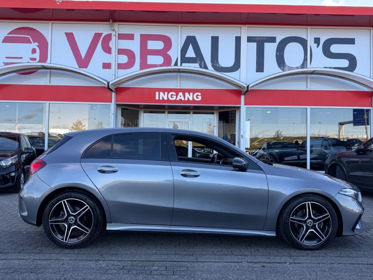 Mercedes-Benz A-KLASSE A180 AMG-PAKKET 150PK AUT. FACELIFT NAVI CAMERA SFEERVERLICHTING AIRCO LMV PDC