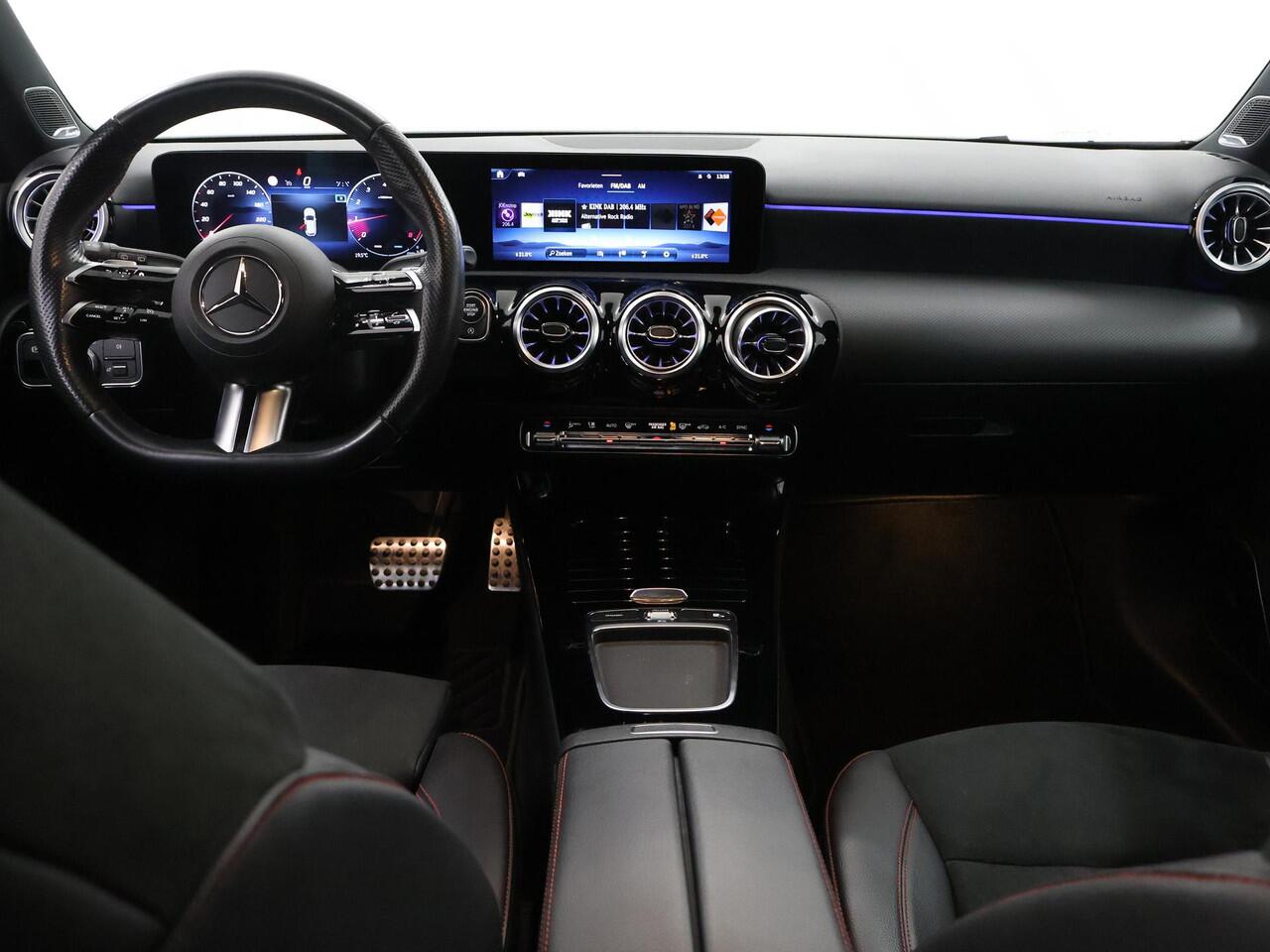 Mercedes-Benz A-KLASSE 180 AMG Line | Premium | Night pakket | Keyless go | Draadloos telefoon laden |