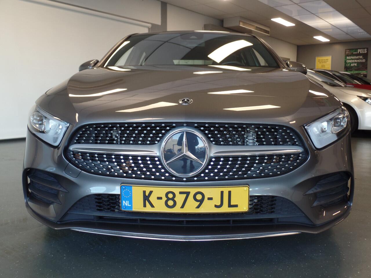 Mercedes-Benz A-KLASSE 160 Advantage AMG pakket!! Full options, Navigatie, Achteruitrijcamera, Pdc V/A, Xenon, Sportstoelen, Alcantara/Leder, Led verlichting, Cruise controle, Lm velgen 18'', Nederlandse auto!! Bovag afleverpakket 695,-