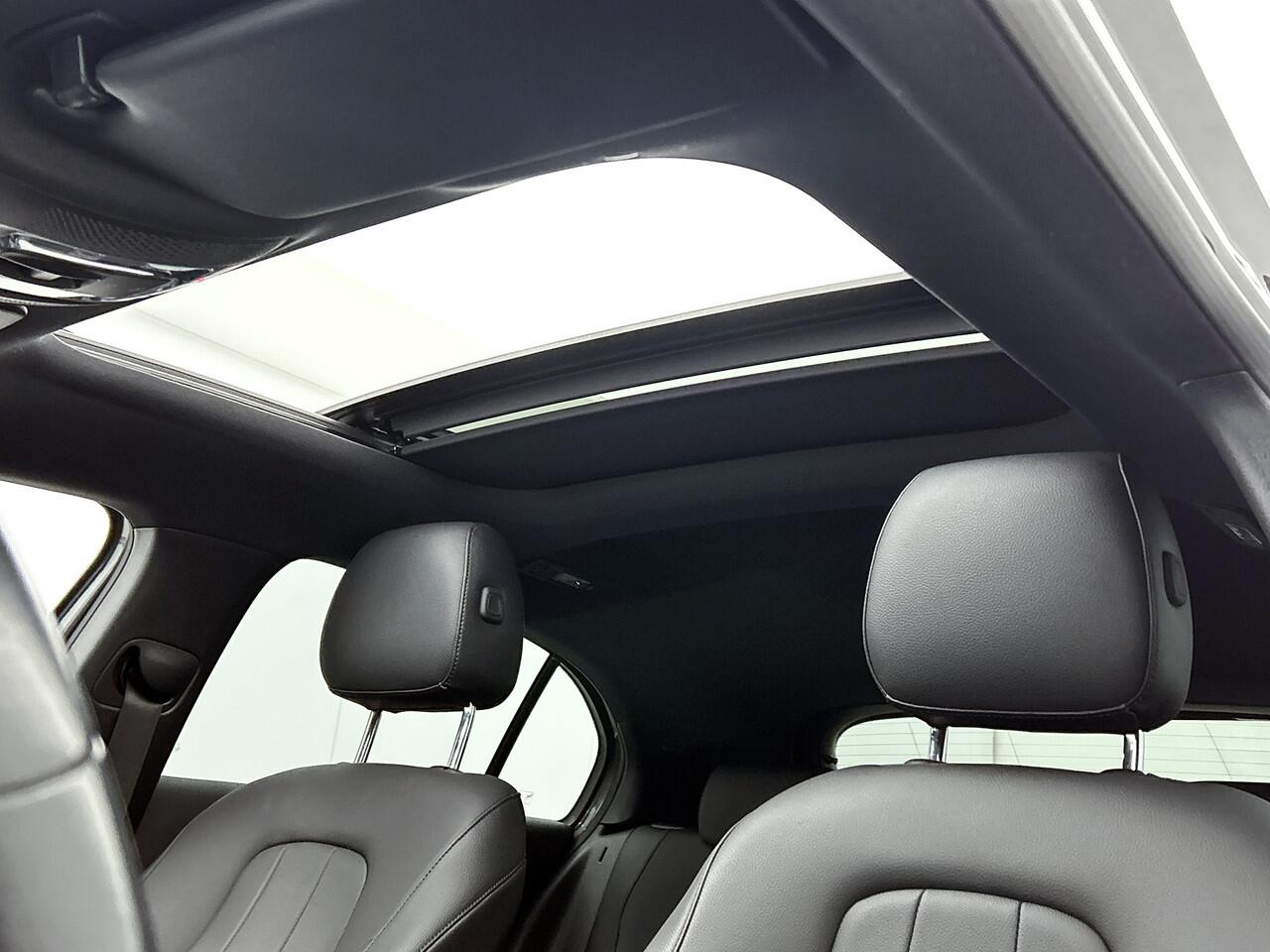 Mercedes-Benz A-KLASSE 250 e Business Solution Luxury Limited Panorama Schuif-Kanteldak | Sfeerverlichting | Achteruitrijcamera | MultiBeam Ledkoplampen | Stoelverwarming. Inclusief 24 maanden MB Certified garantie voor Europa.