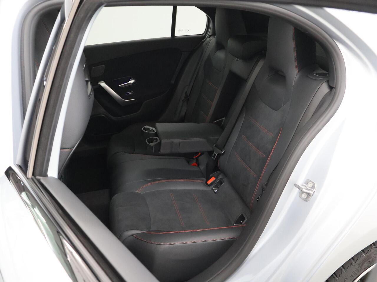 Mercedes-Benz A-KLASSE 180 Business Solution AMG | Night | Panoramaschuifdak | Head-Up | MULTIBEAM LED | Dodehoekassistent | 19 inch AMG-velgen |